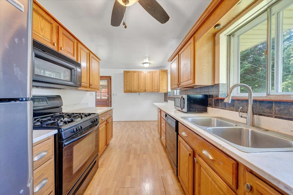 3332 Maplelawn AVE NW - Photo 7