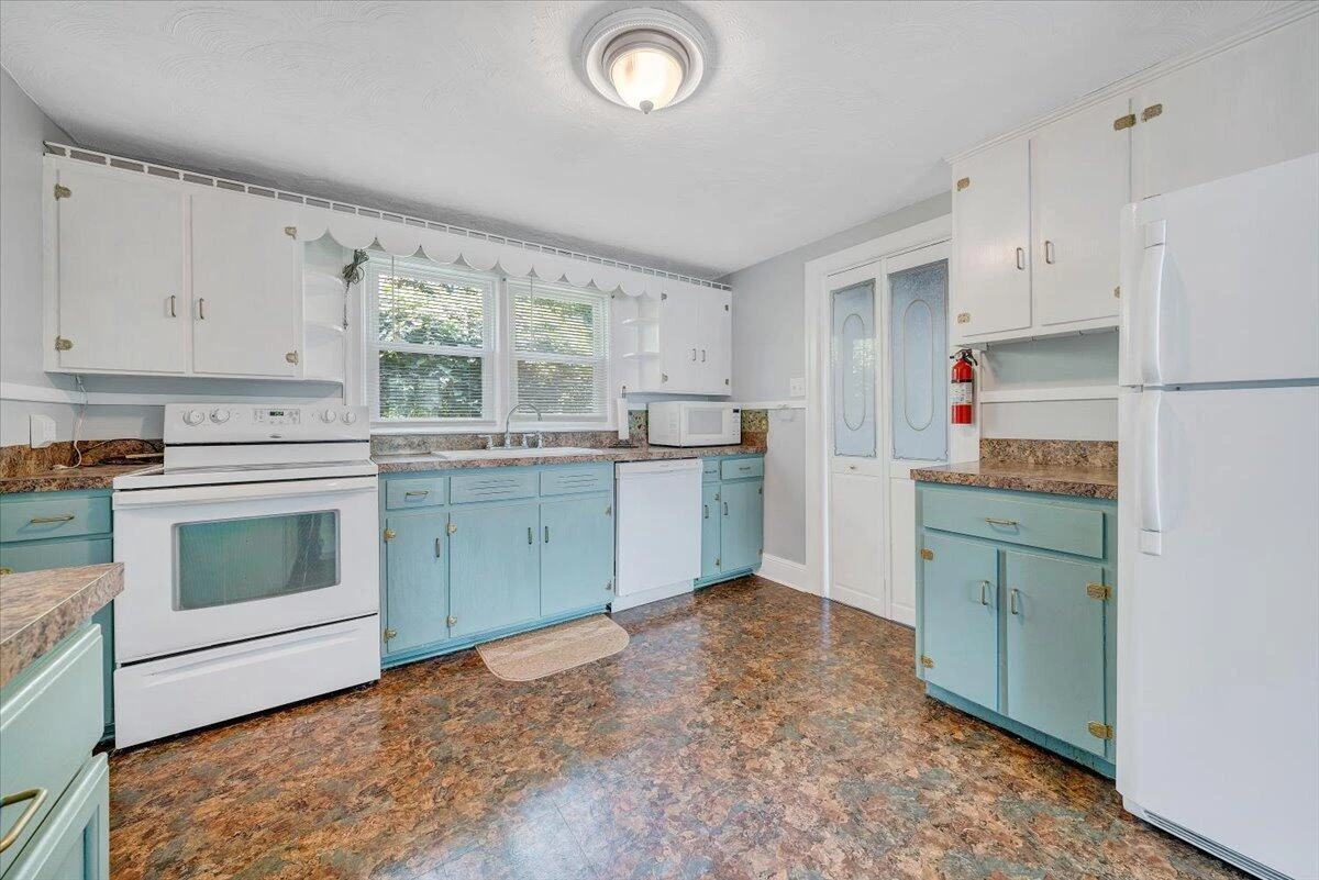 130 East ST - Photo 12