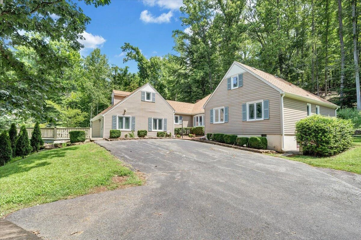 6796 Charlemont RD