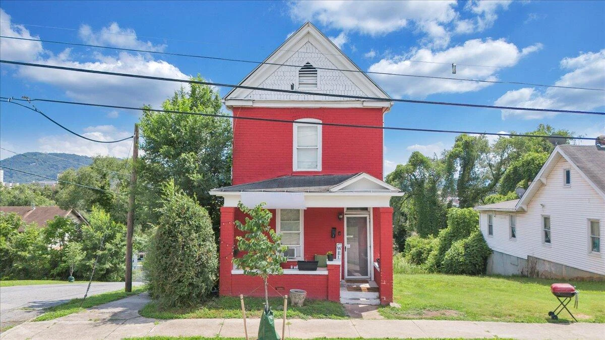 302 Patton AVE NW