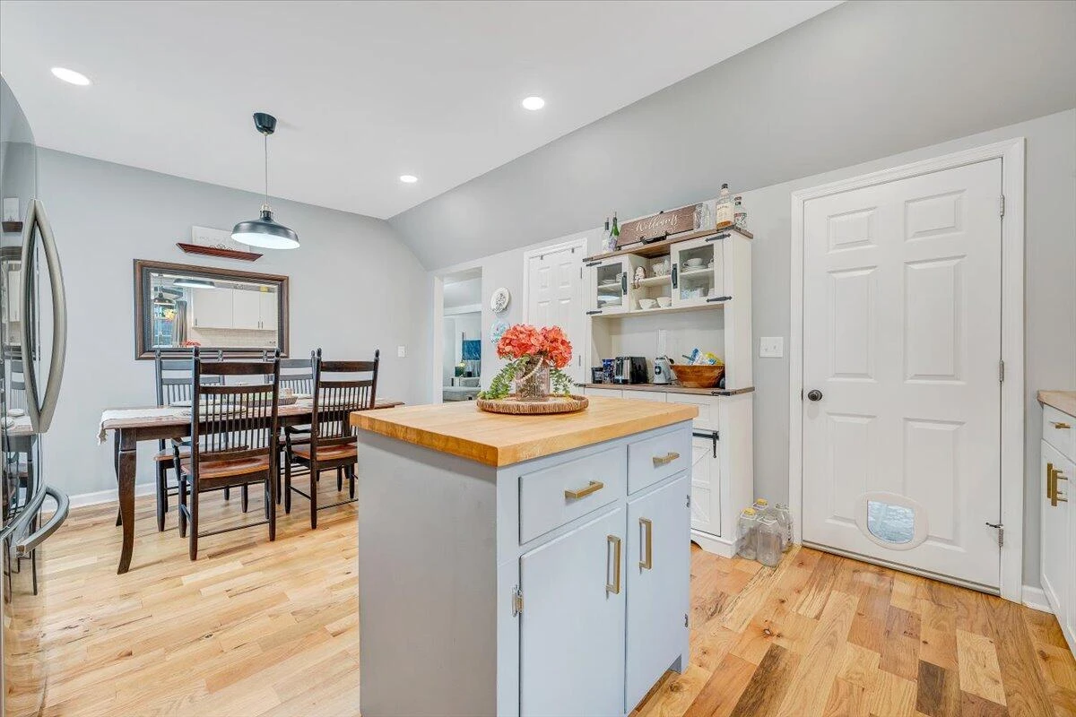 1013 Madison ST - Photo 3