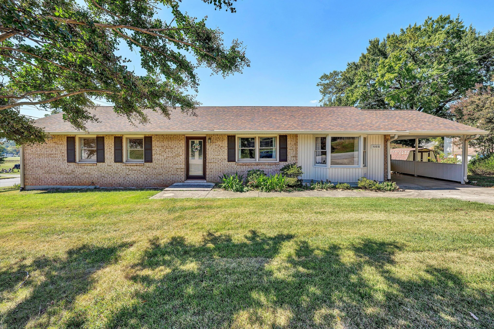 805 Hillcrest DR