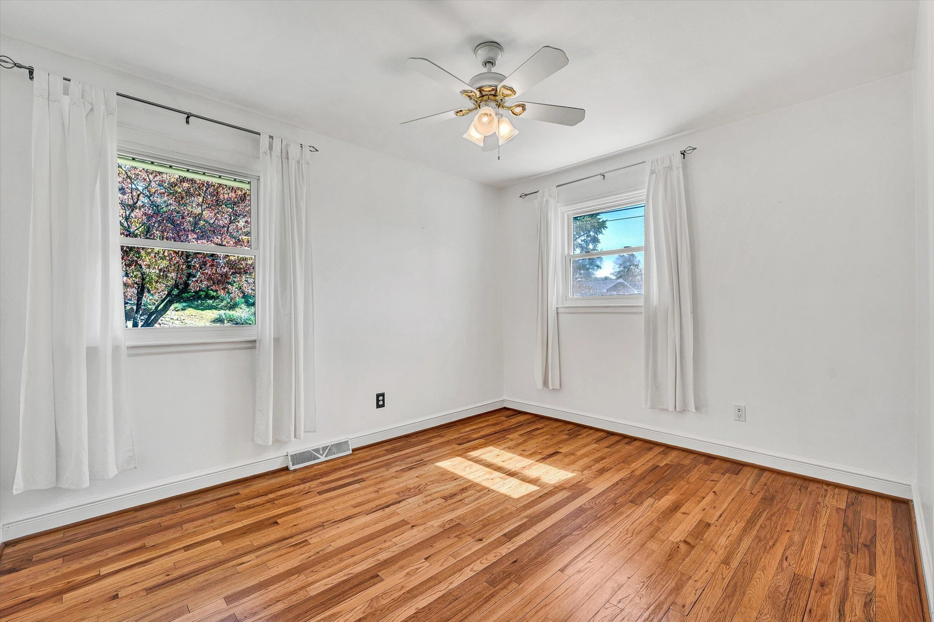 805 Hillcrest DR - Photo 12