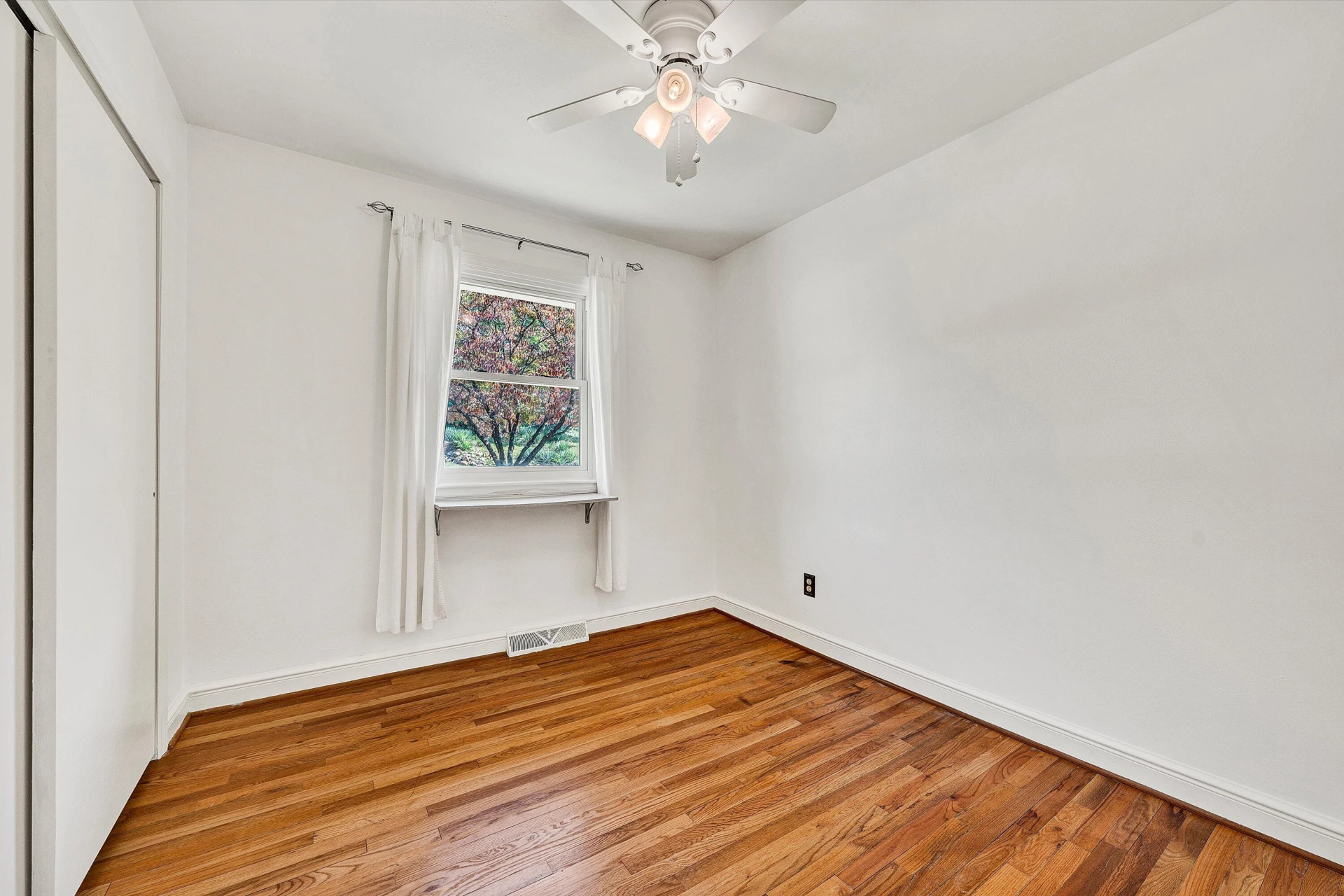 805 Hillcrest DR - Photo 13