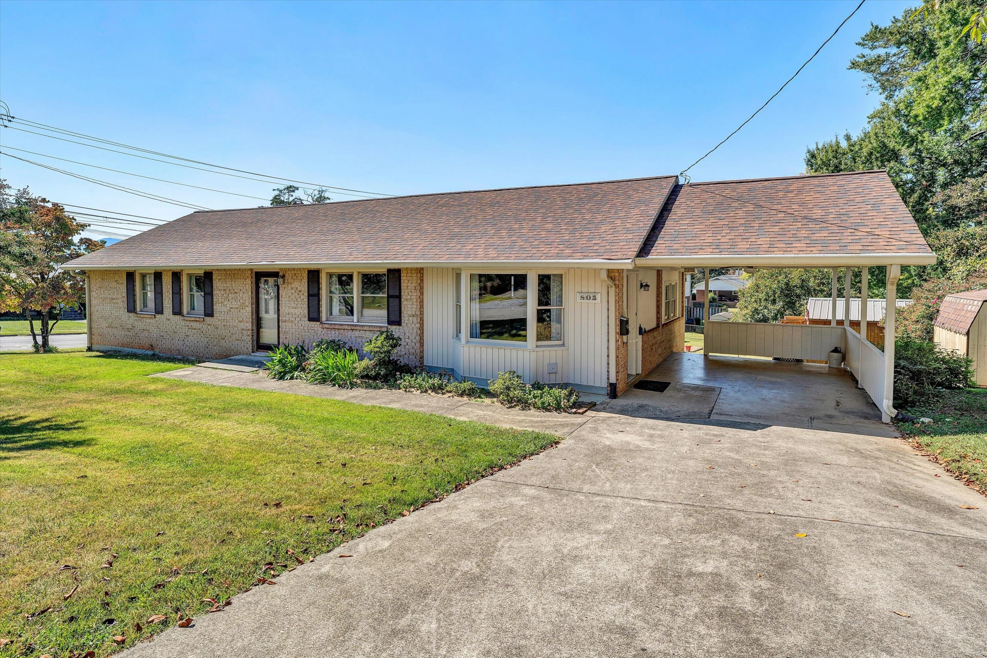 805 Hillcrest DR - Photo 2