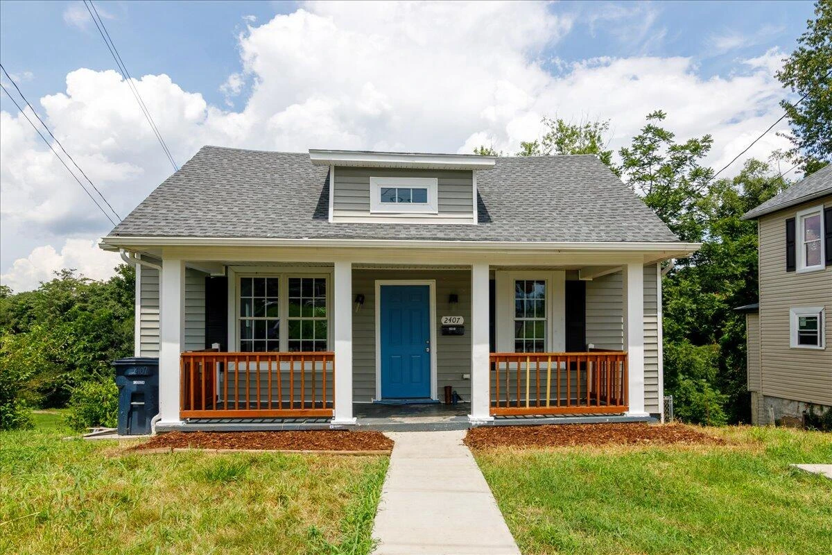 2407 Maryland AVE NW - Photo 2