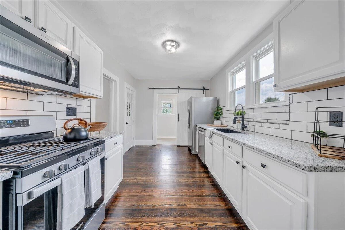 1111 Pechin AVE SE - Photo 10