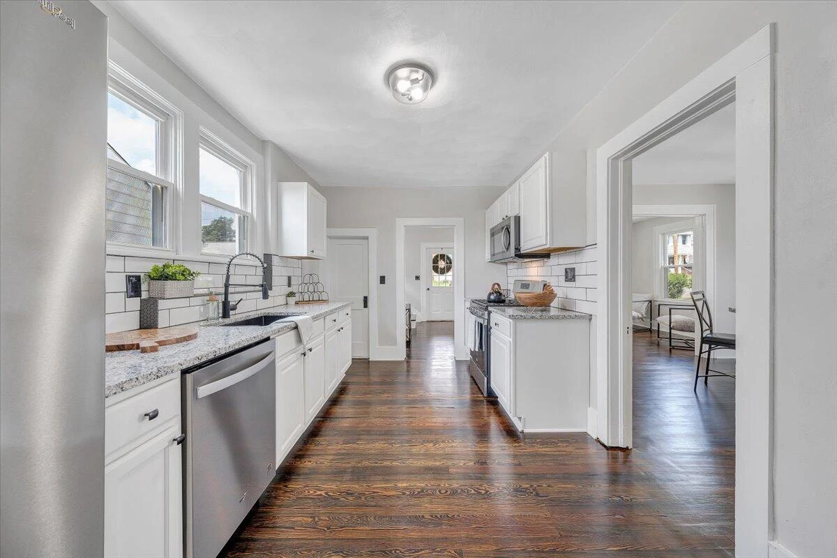 1111 Pechin AVE SE - Photo 11