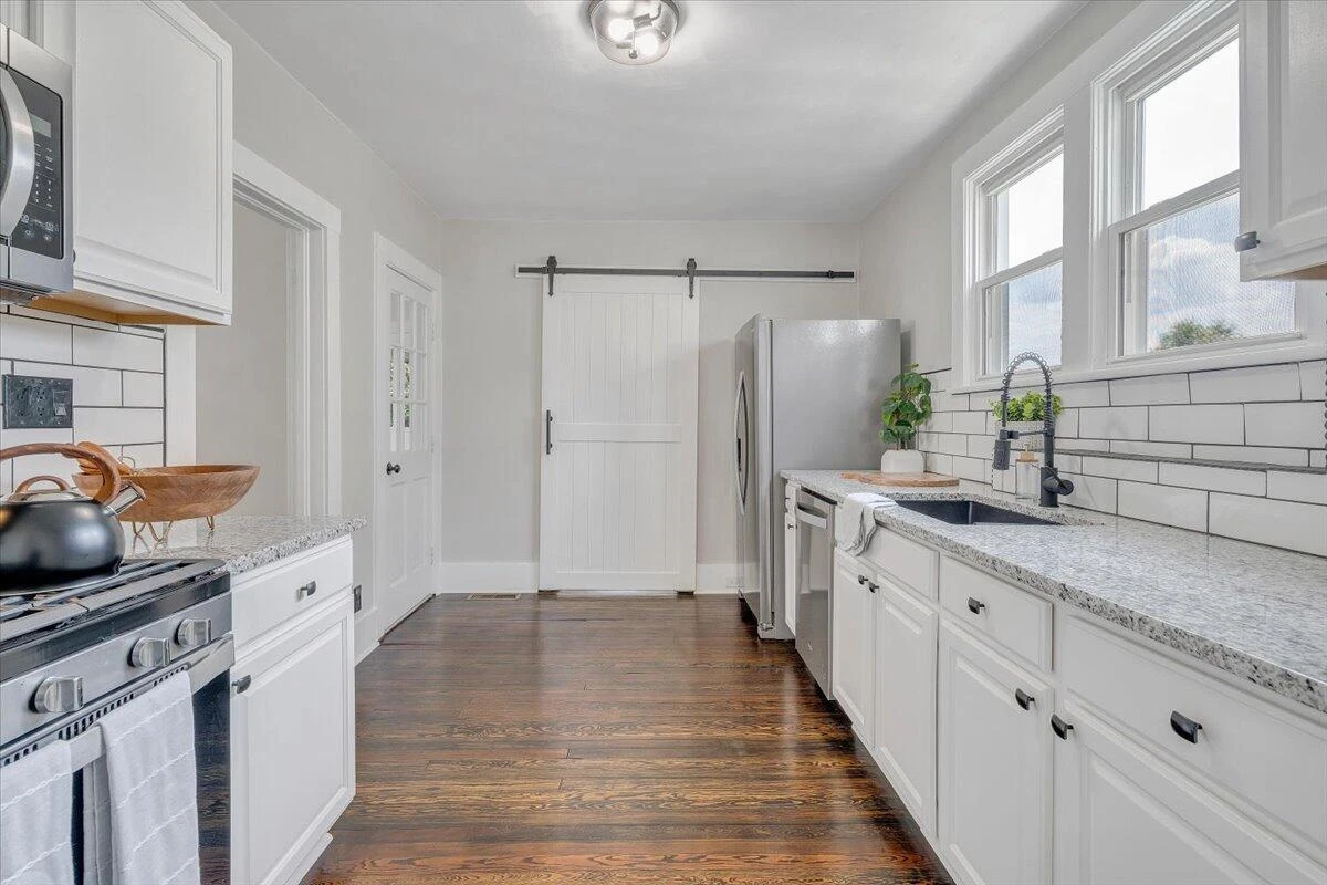 1111 Pechin AVE SE - Photo 14
