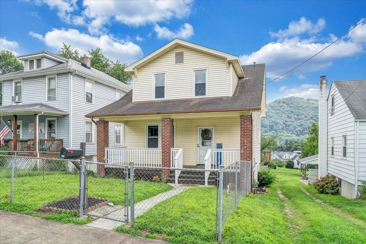 1111 Pechin AVE SE - Photo 2