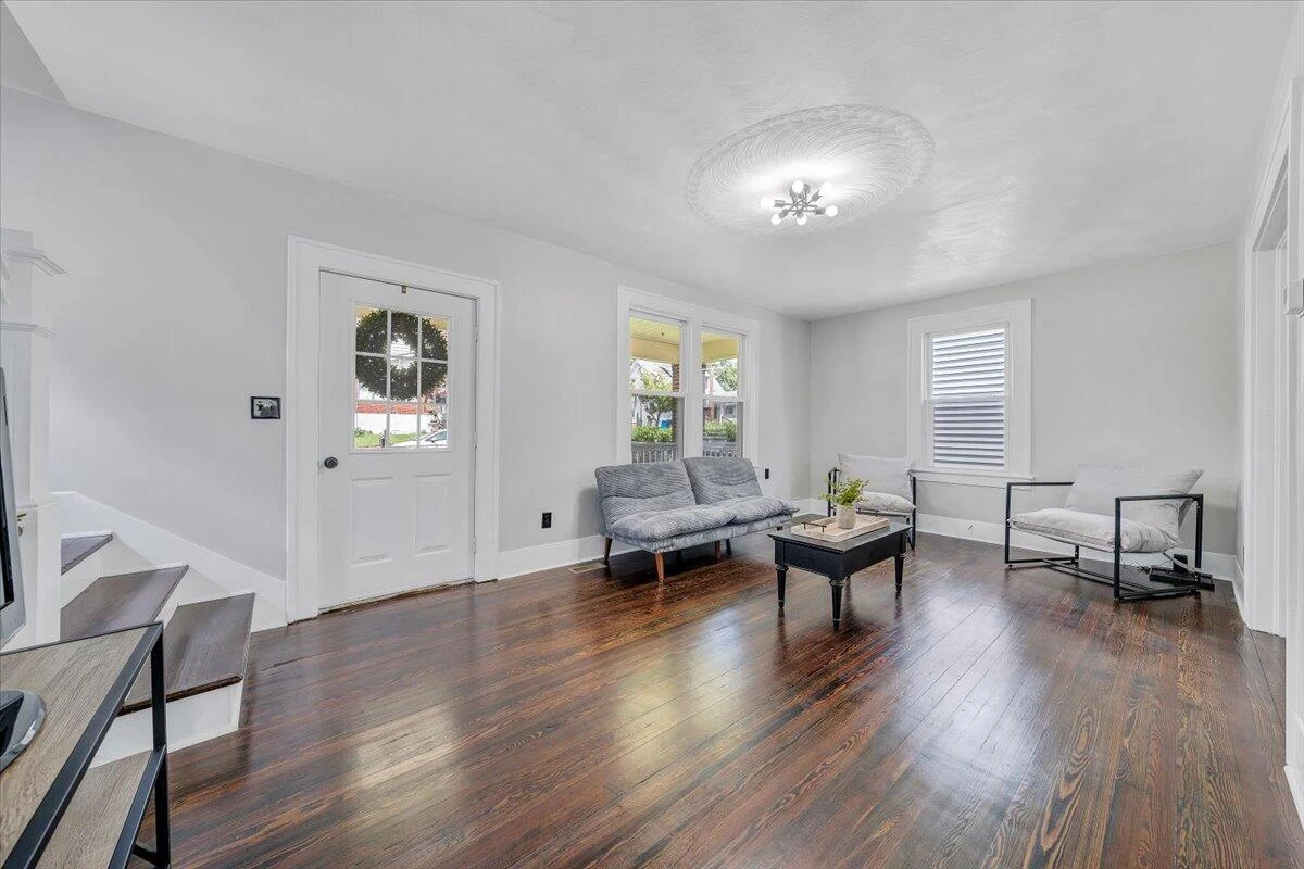 1111 Pechin AVE SE - Photo 6