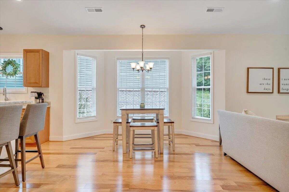 1290 Trafalgar DR - Photo 18