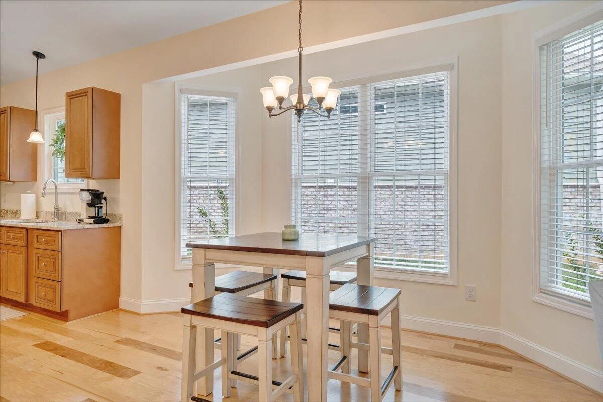 1290 Trafalgar DR - Photo 20