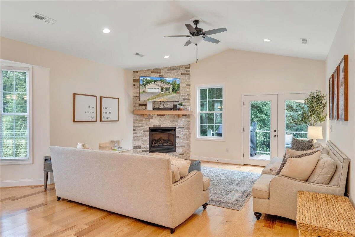1290 Trafalgar DR - Photo 23