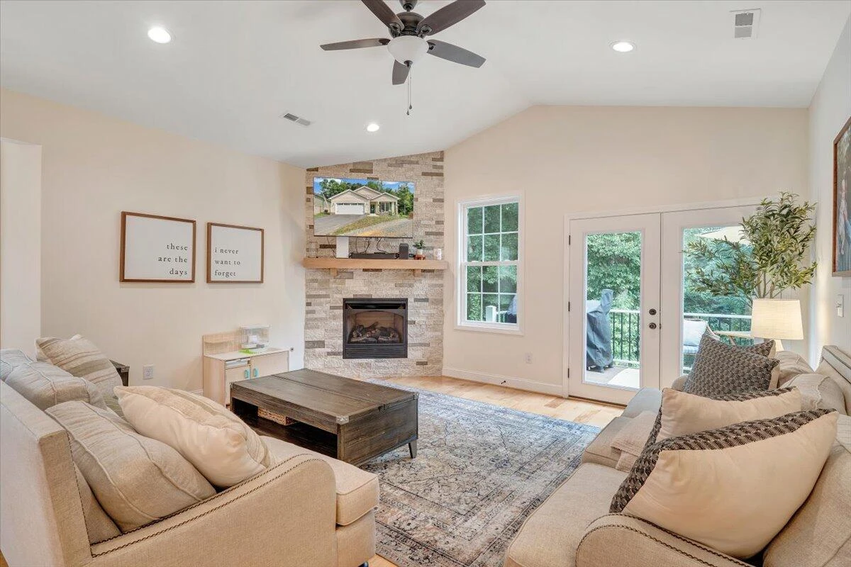 1290 Trafalgar DR - Photo 24