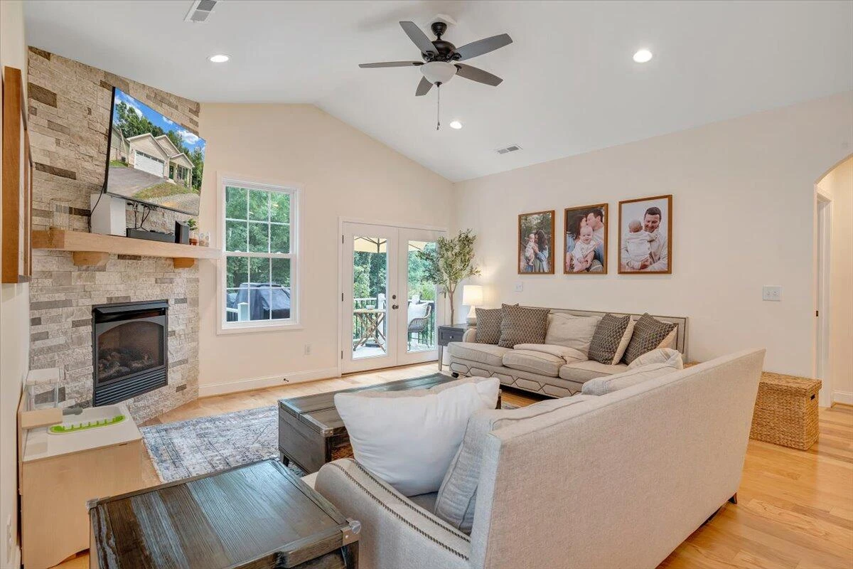 1290 Trafalgar DR - Photo 25