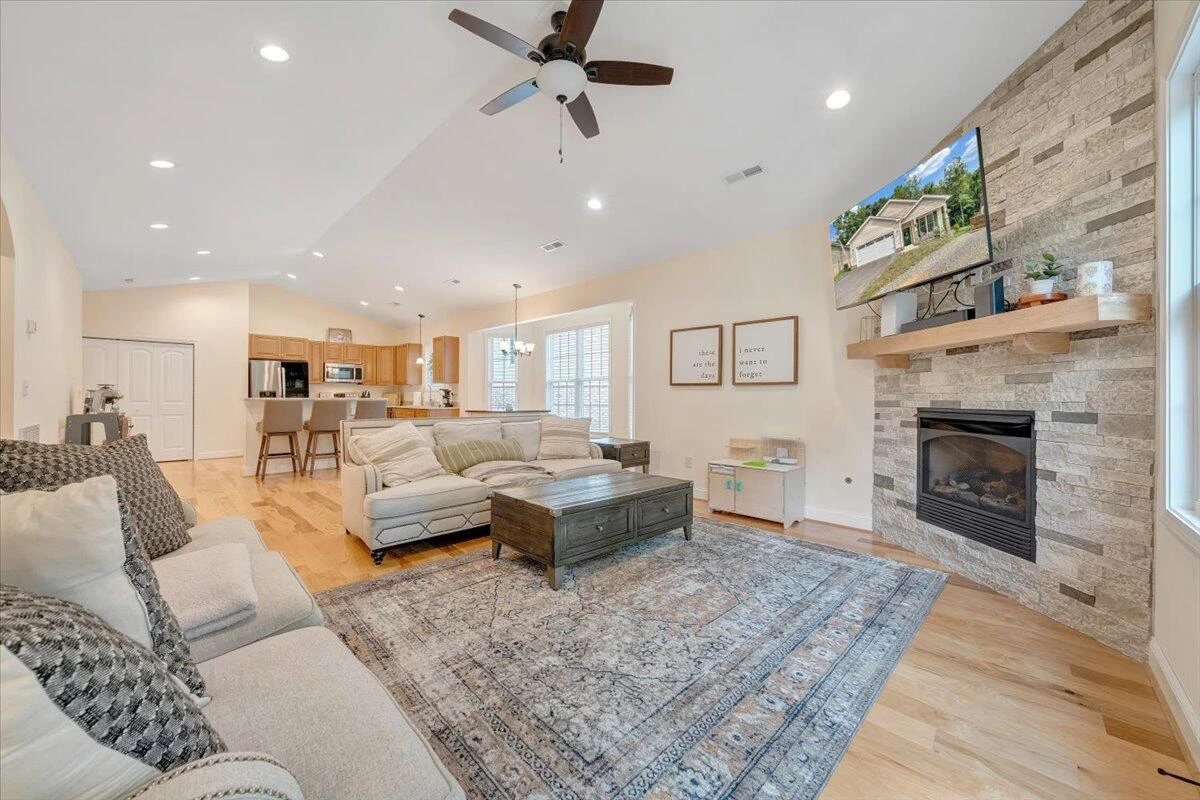 1290 Trafalgar DR - Photo 27