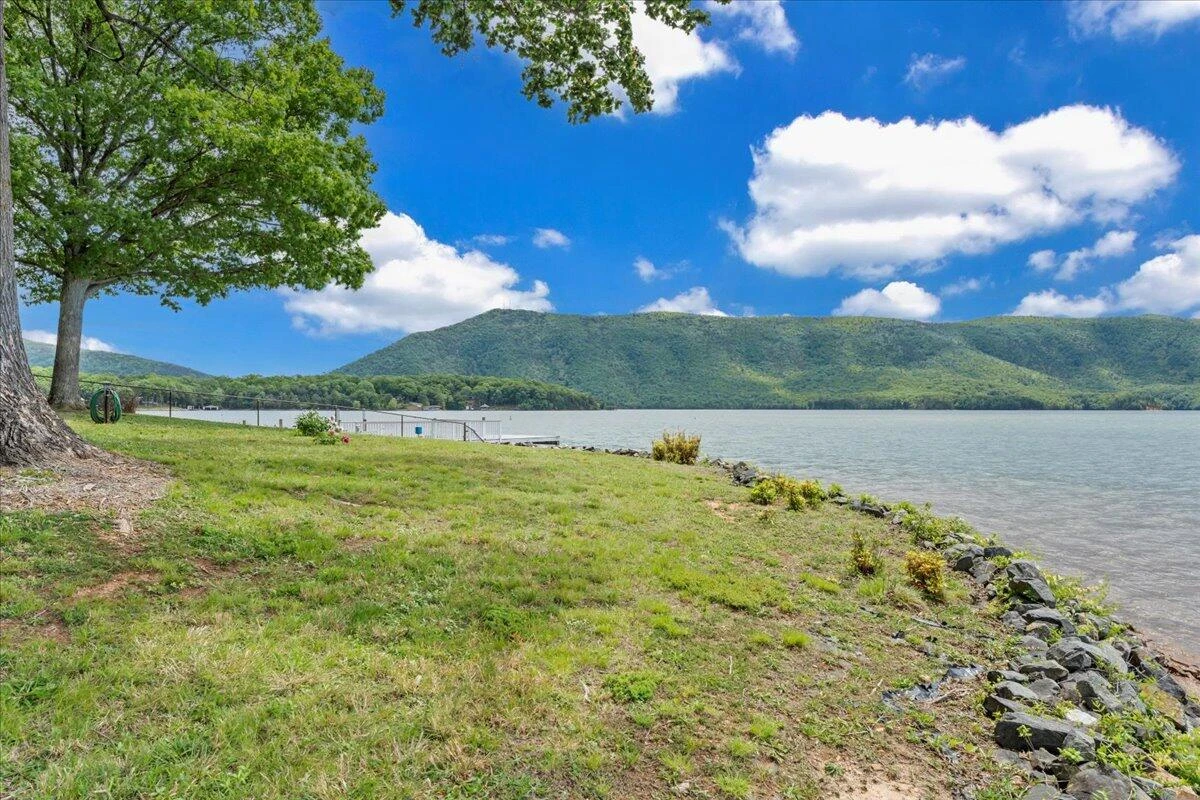 230 Lee DR - Photo 4