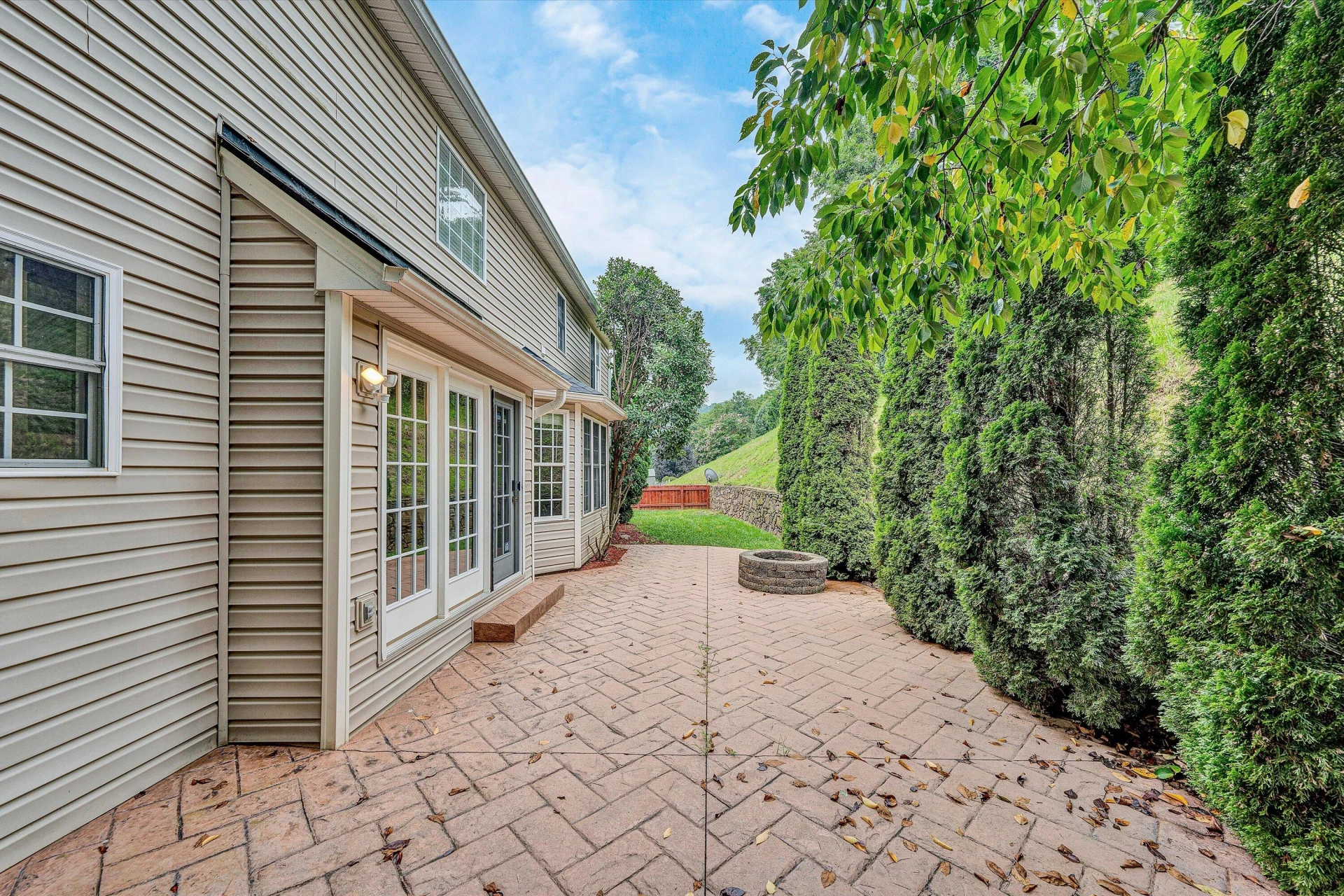 6378 Sandhurst DR - Photo 46