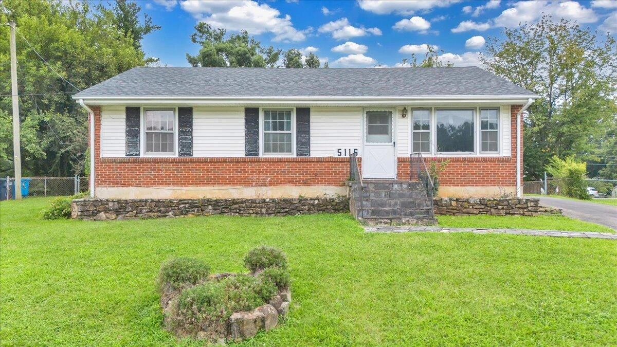 5116 Woodlawn RD NW