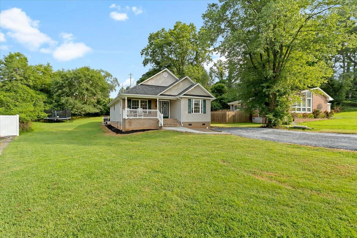 713 Hugh AVE - Photo 2
