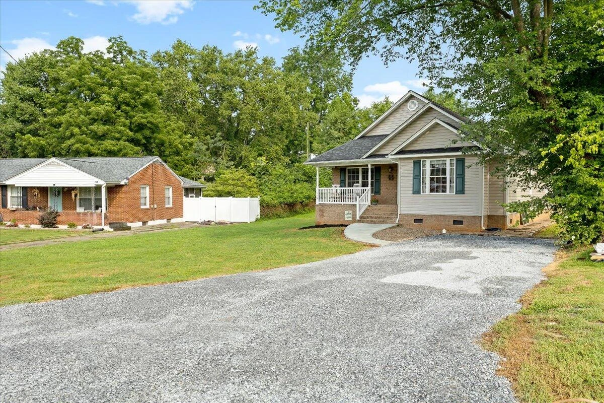 713 Hugh AVE - Photo 3