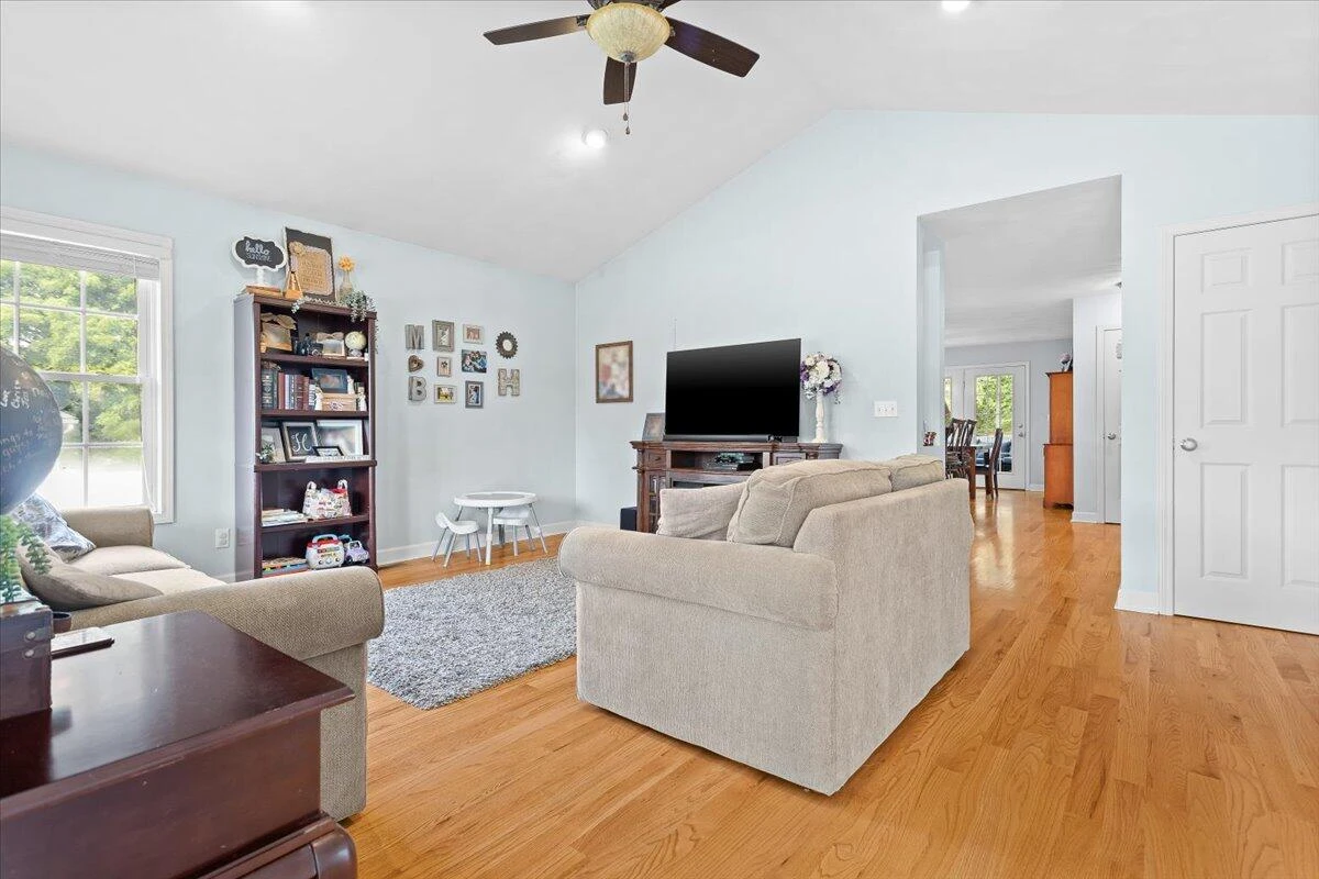 713 Hugh AVE - Photo 6