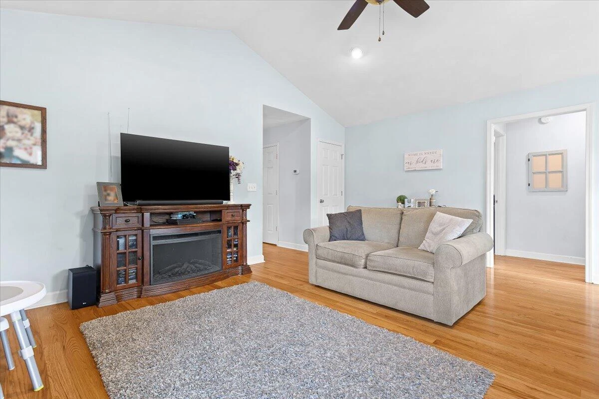 713 Hugh AVE - Photo 7