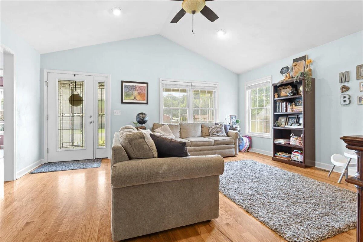 713 Hugh AVE - Photo 8