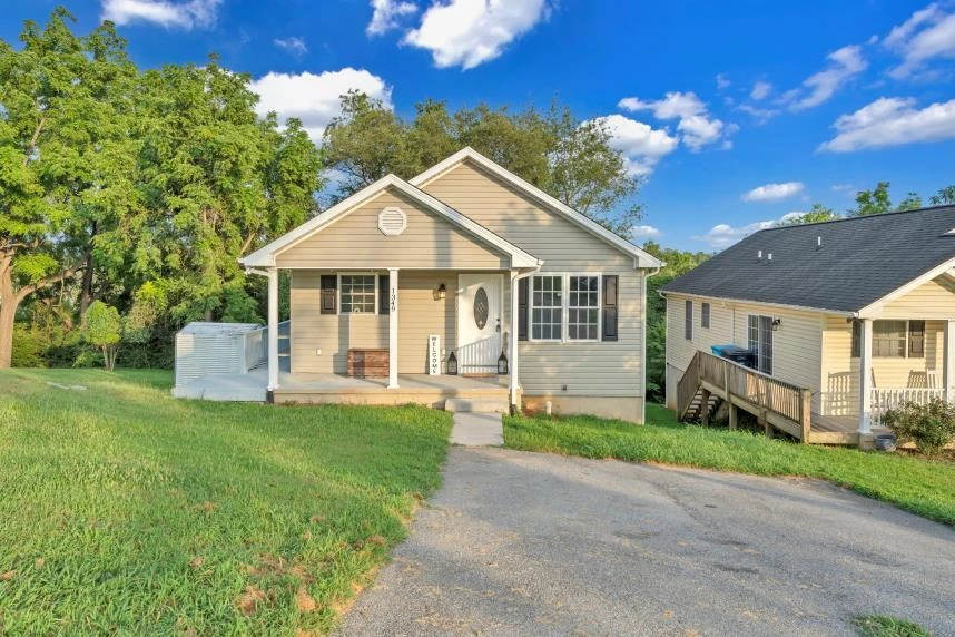 1349 Archbold AVE NE - Photo 2
