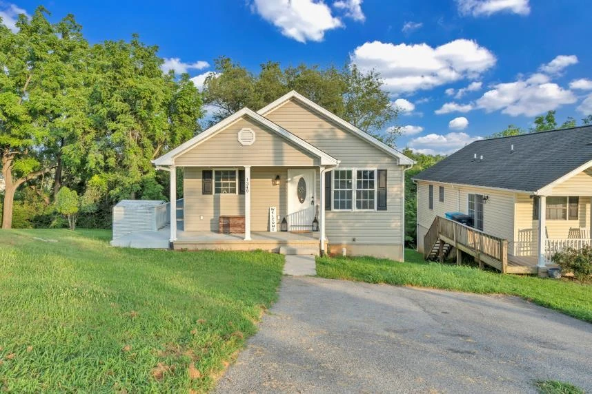 1349 Archbold AVE NE - Photo 3