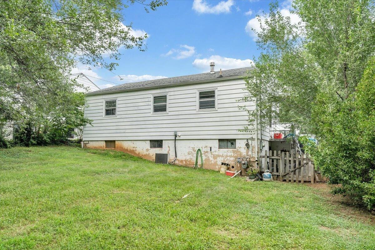 3926 Maine AVE NW - Photo 20