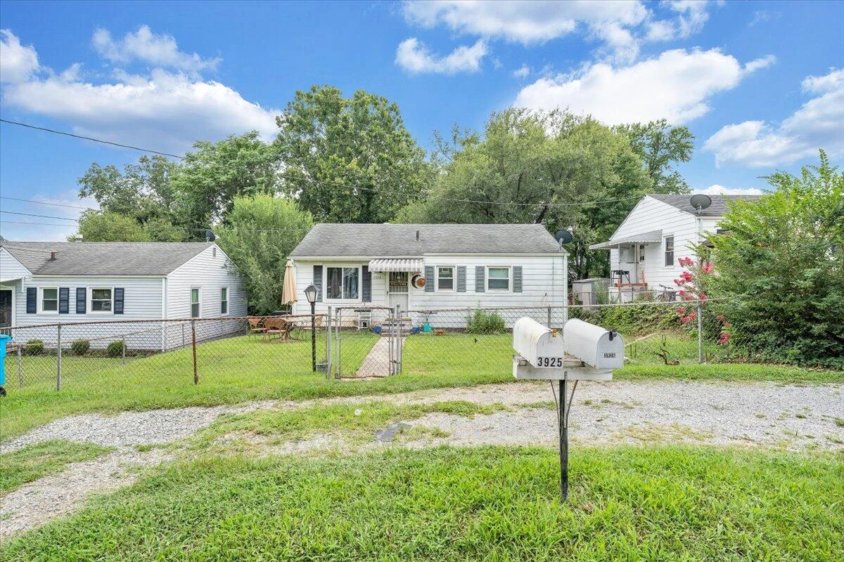3926 Maine AVE NW - Photo 23