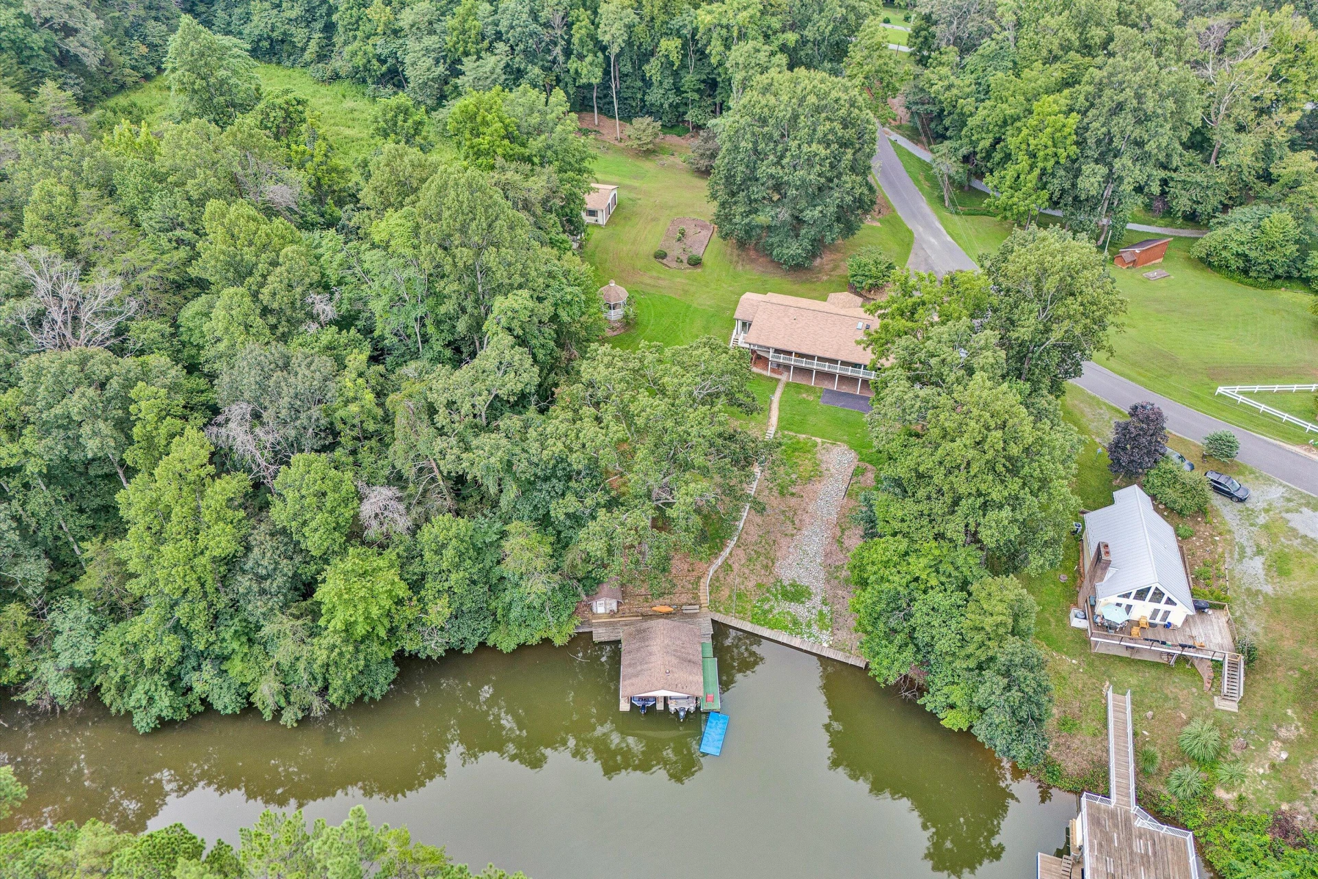 154 Brooks Point LN - Photo 53