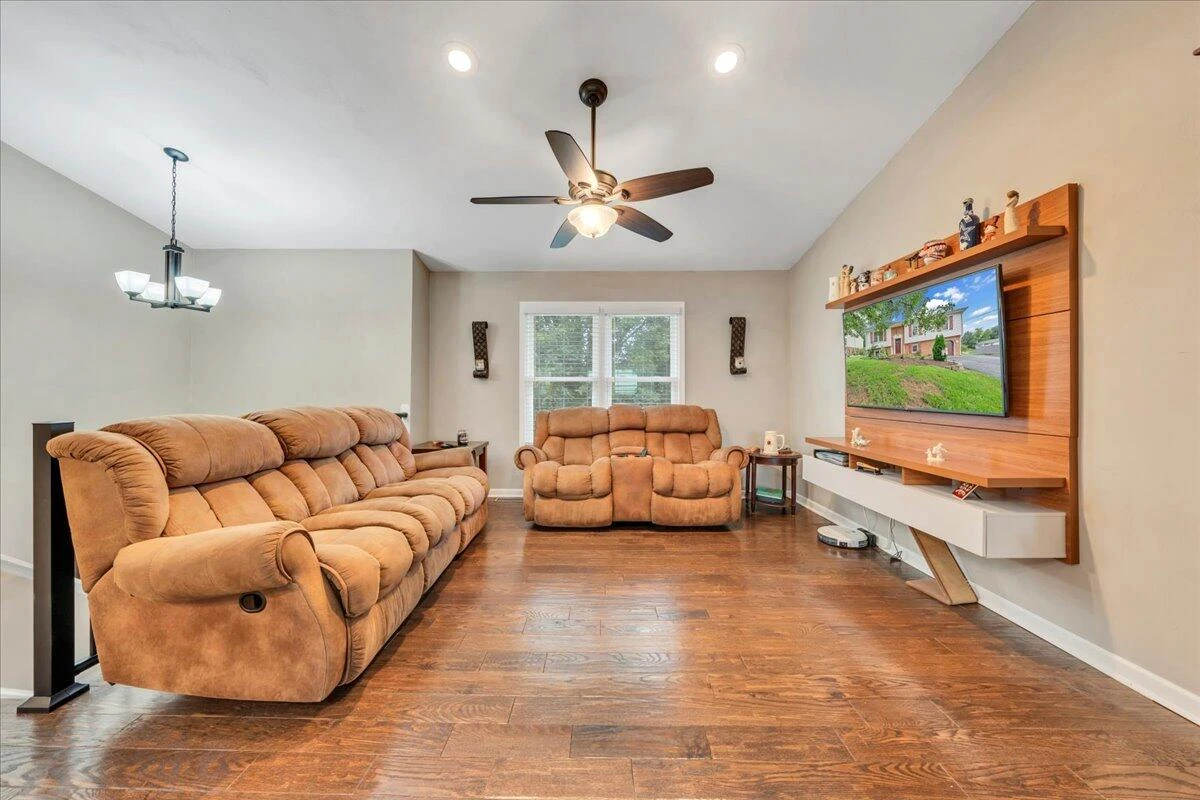 637 Catawba DR - Photo 2