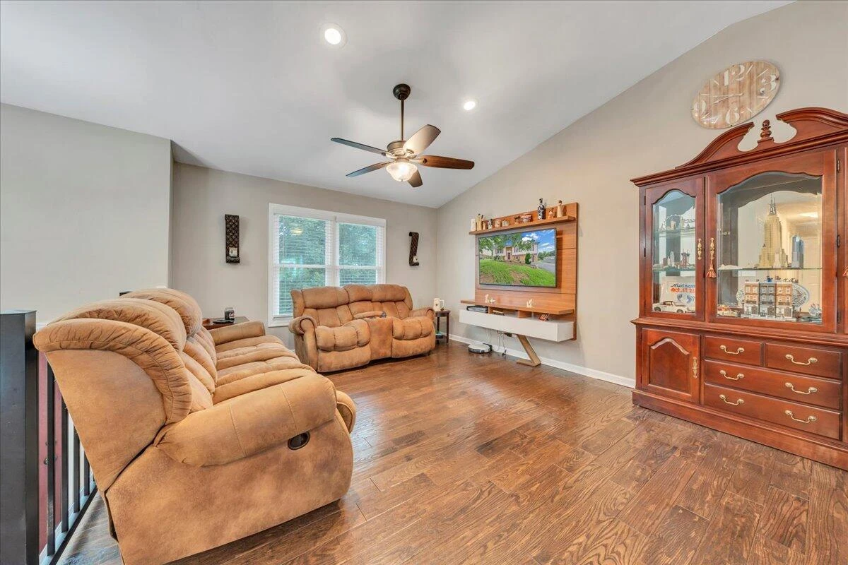 637 Catawba DR - Photo 3