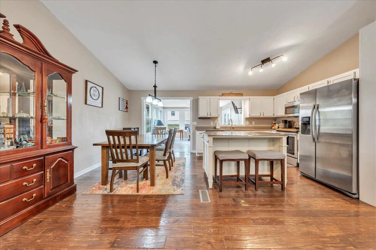 637 Catawba DR - Photo 4