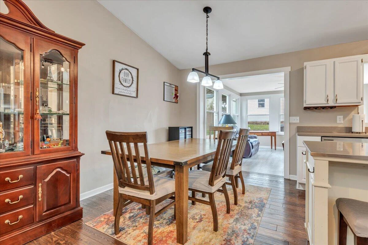 637 Catawba DR - Photo 5