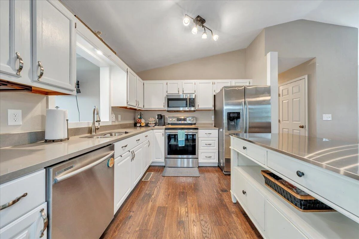 637 Catawba DR - Photo 8