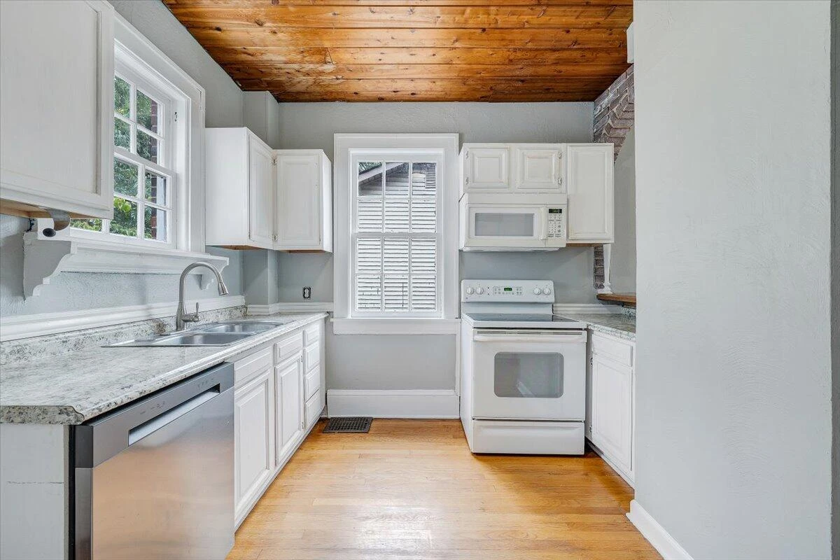 2633 Cedarhurst AVE NW - Photo 12