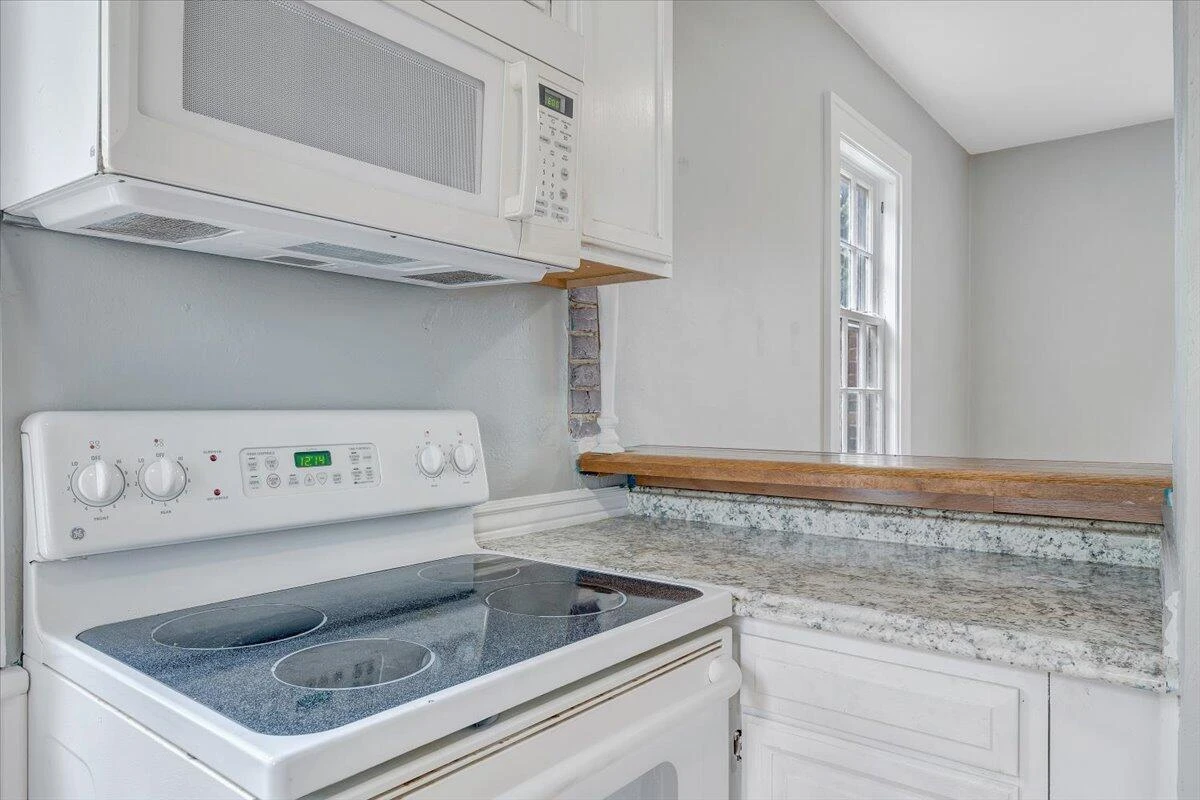 2633 Cedarhurst AVE NW - Photo 15