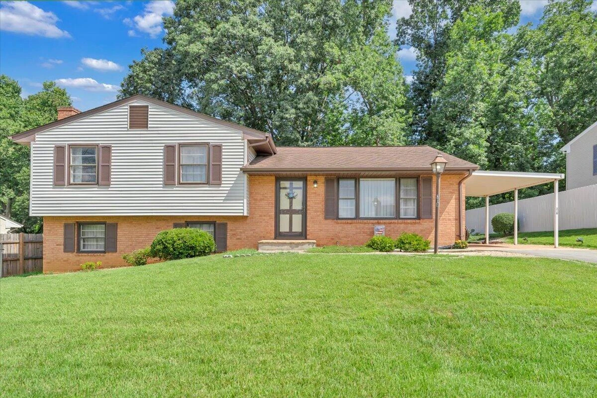 318 Clubhouse DR