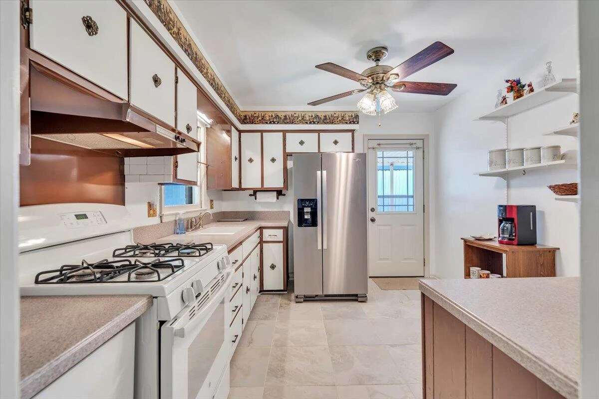 318 Clubhouse DR - Photo 2