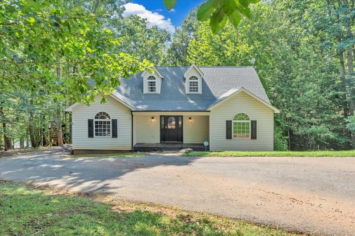 709 Forest Lawn DR