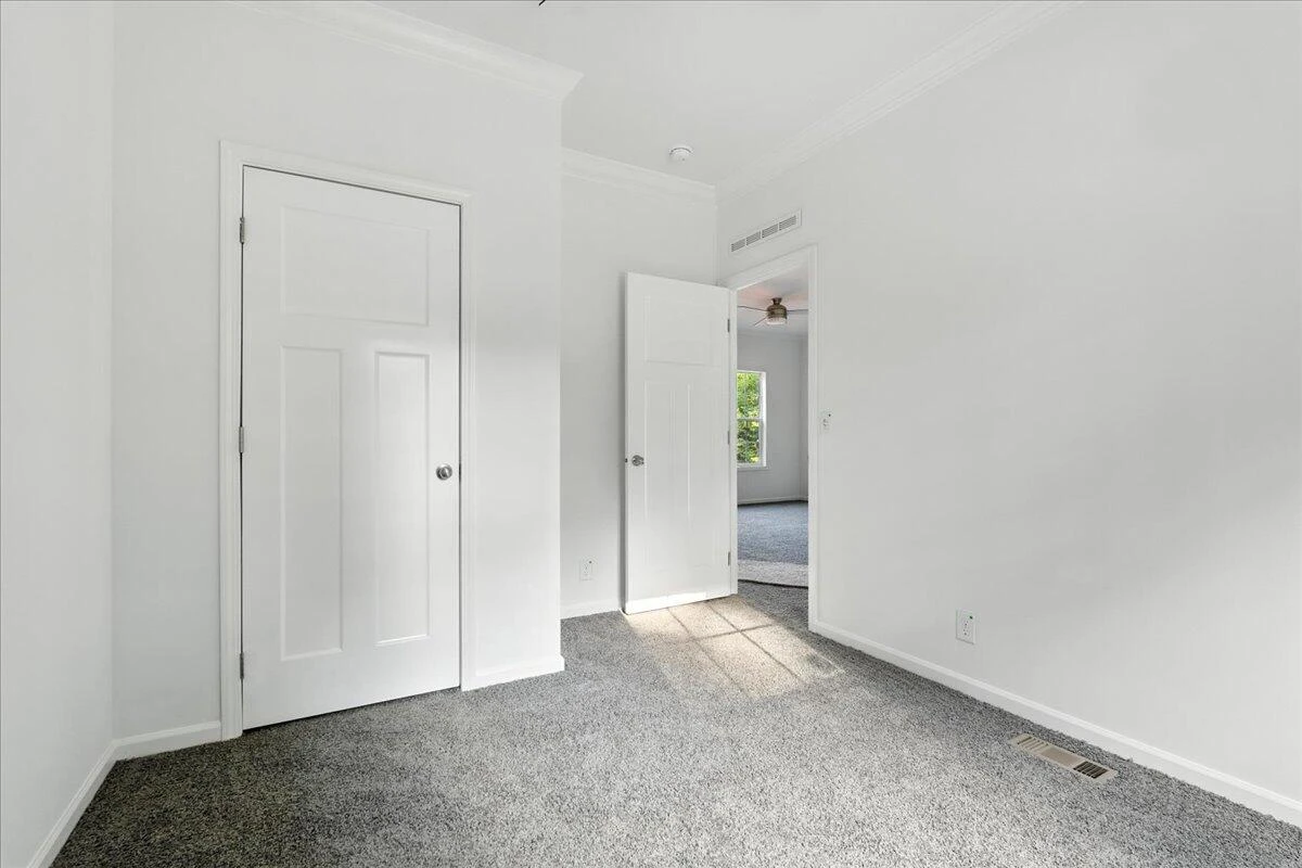 1546 Huntington DR - Photo 14