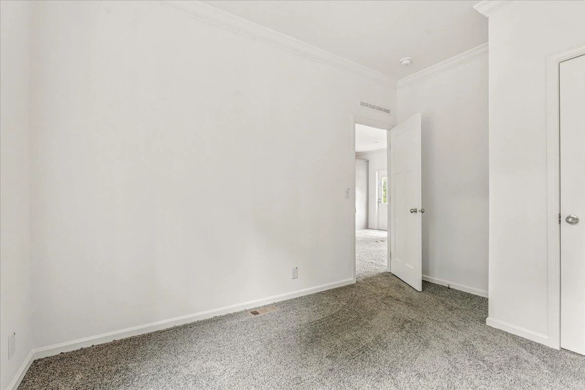 1546 Huntington DR - Photo 27