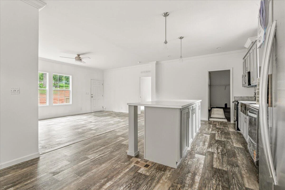 1546 Huntington DR - Photo 8