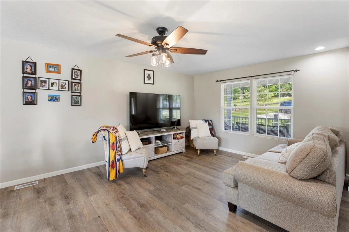 607 Rock RD W - Photo 12