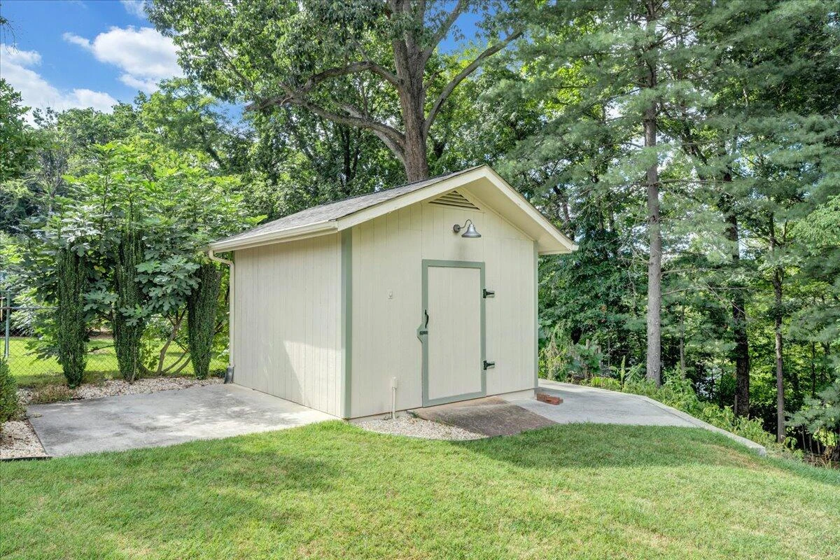 1817 Woodlawn AVE - Photo 33