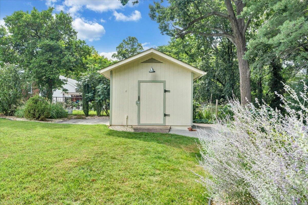 1817 Woodlawn AVE - Photo 35